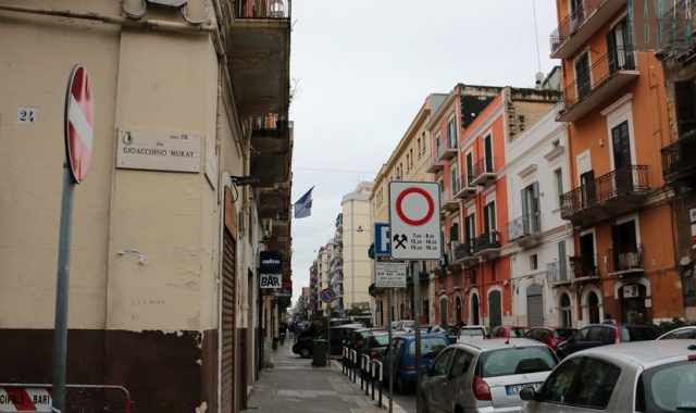 Tra edifici fascisti e case colorate, il rione Libert che guarda al mare: senza toccarlo